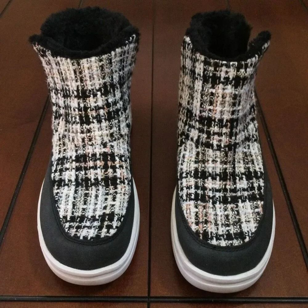 Hey Dude Mel Boucle Black boot womens size 9